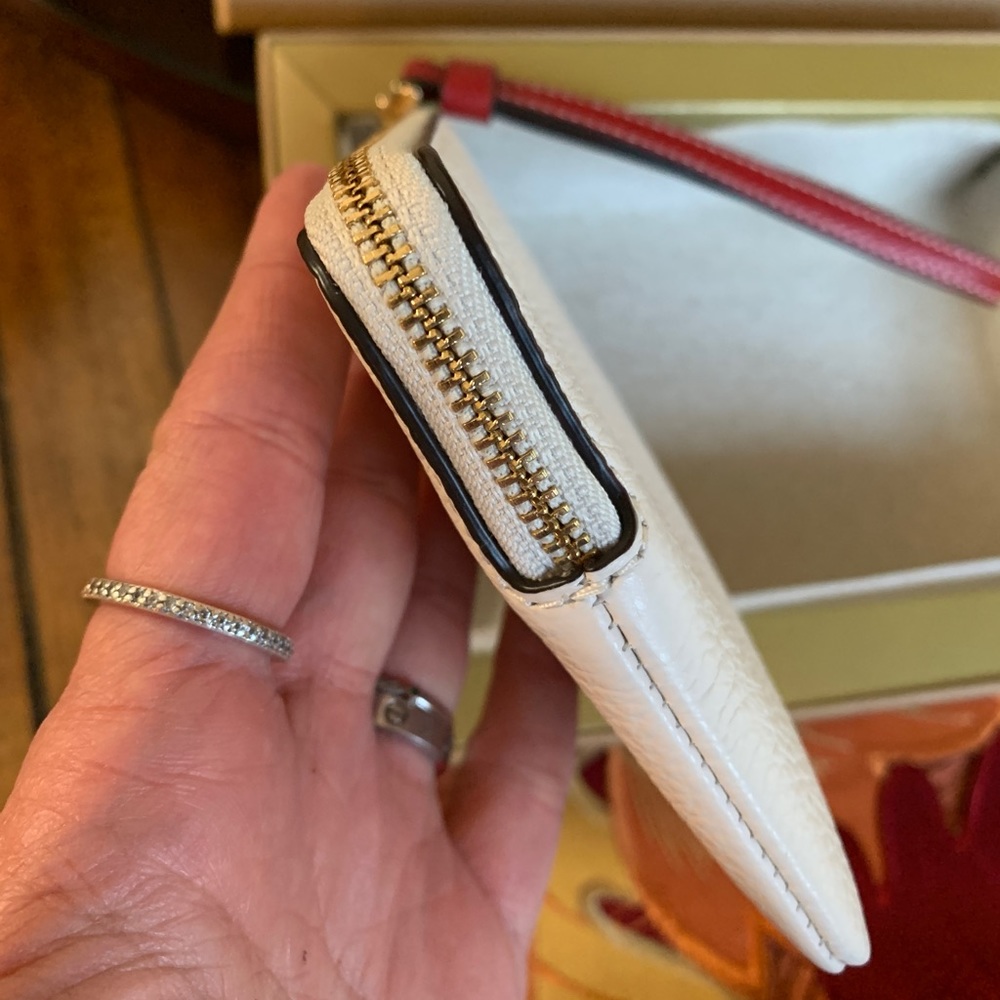 Authentic COACH Pebbled leather 🎄🧸 top zip wristlet with 2 charms in Gift box - Picture 6 of 11
